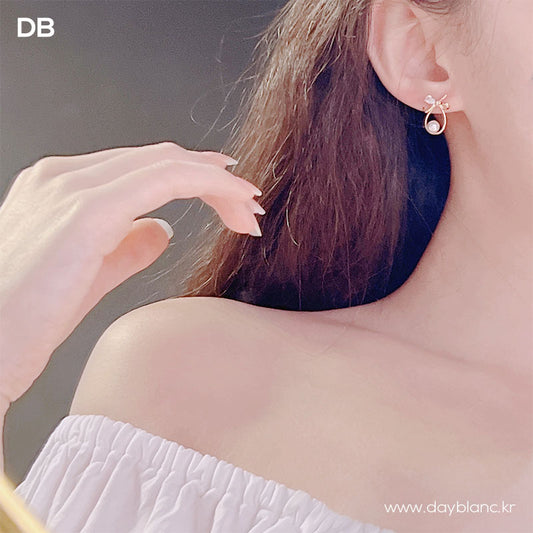 Looking at Me (Earring)